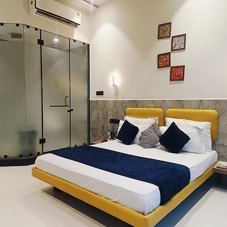 Hotel Gold Palace Inn Сурат Екстериор снимка