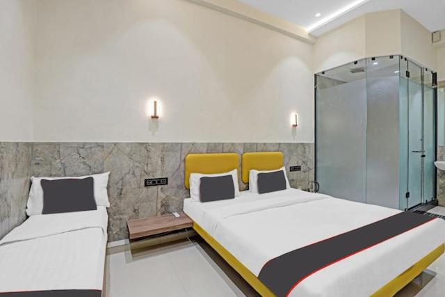 Hotel Gold Palace Inn Сурат Екстериор снимка