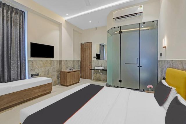 Hotel Gold Palace Inn Сурат Екстериор снимка