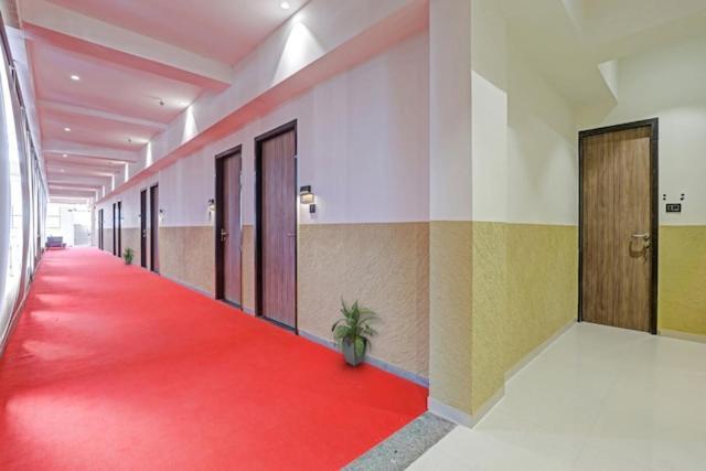 Hotel Gold Palace Inn Сурат Екстериор снимка