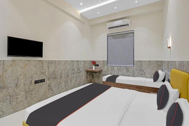 Hotel Gold Palace Inn Сурат Екстериор снимка