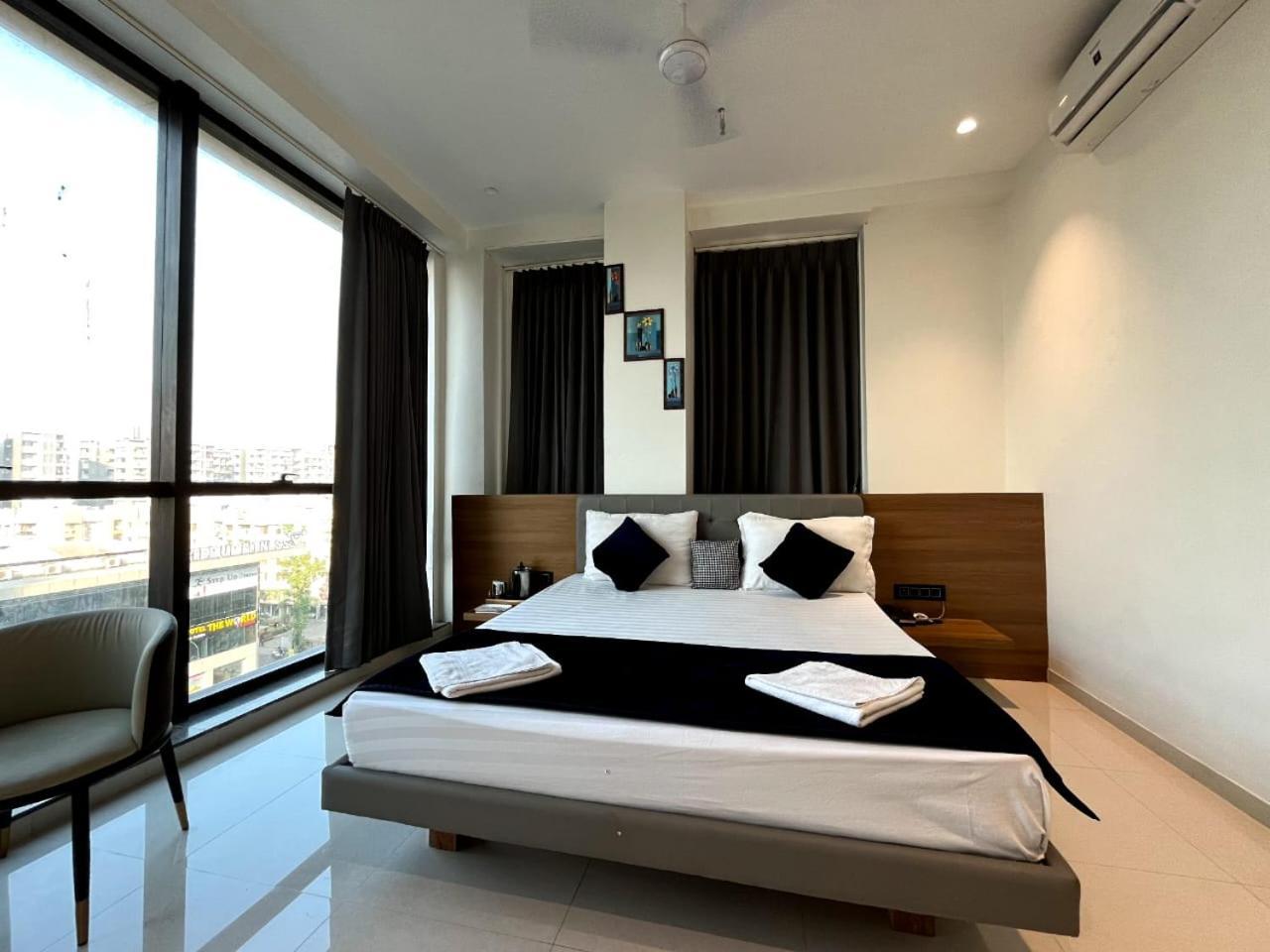 Hotel Gold Palace Inn Сурат Екстериор снимка