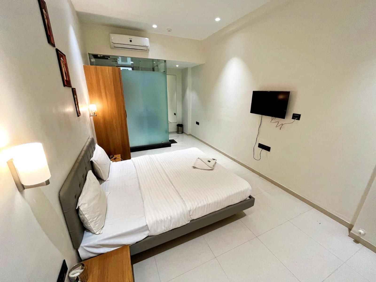 Hotel Gold Palace Inn Сурат Екстериор снимка