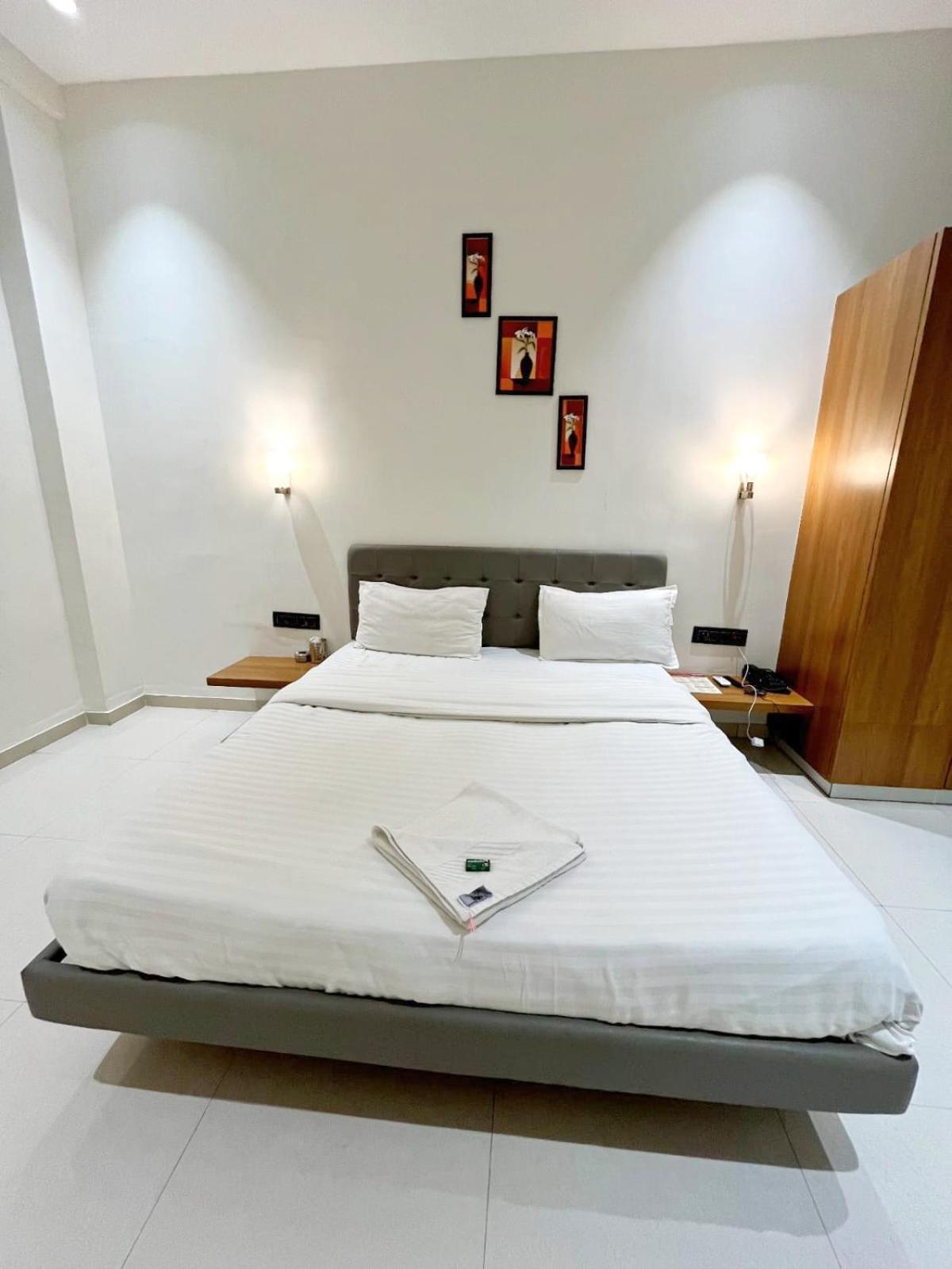 Hotel Gold Palace Inn Сурат Екстериор снимка