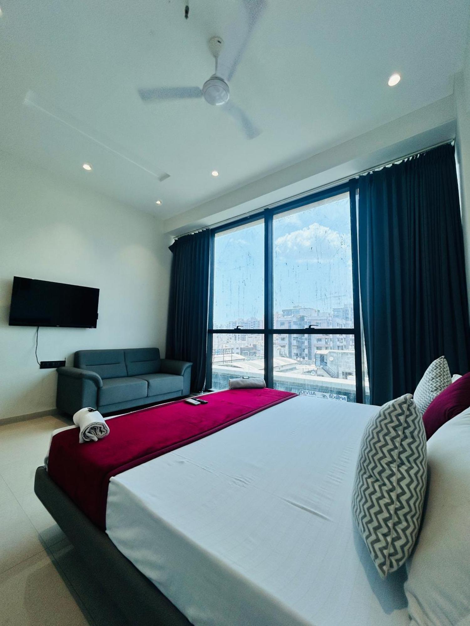 Hotel Gold Palace Inn Сурат Екстериор снимка