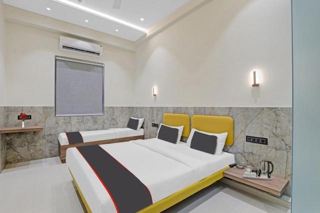 Hotel Gold Palace Inn Сурат Екстериор снимка