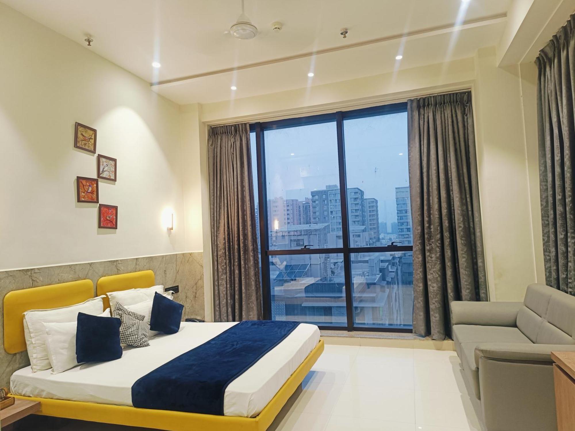 Hotel Gold Palace Inn Сурат Екстериор снимка