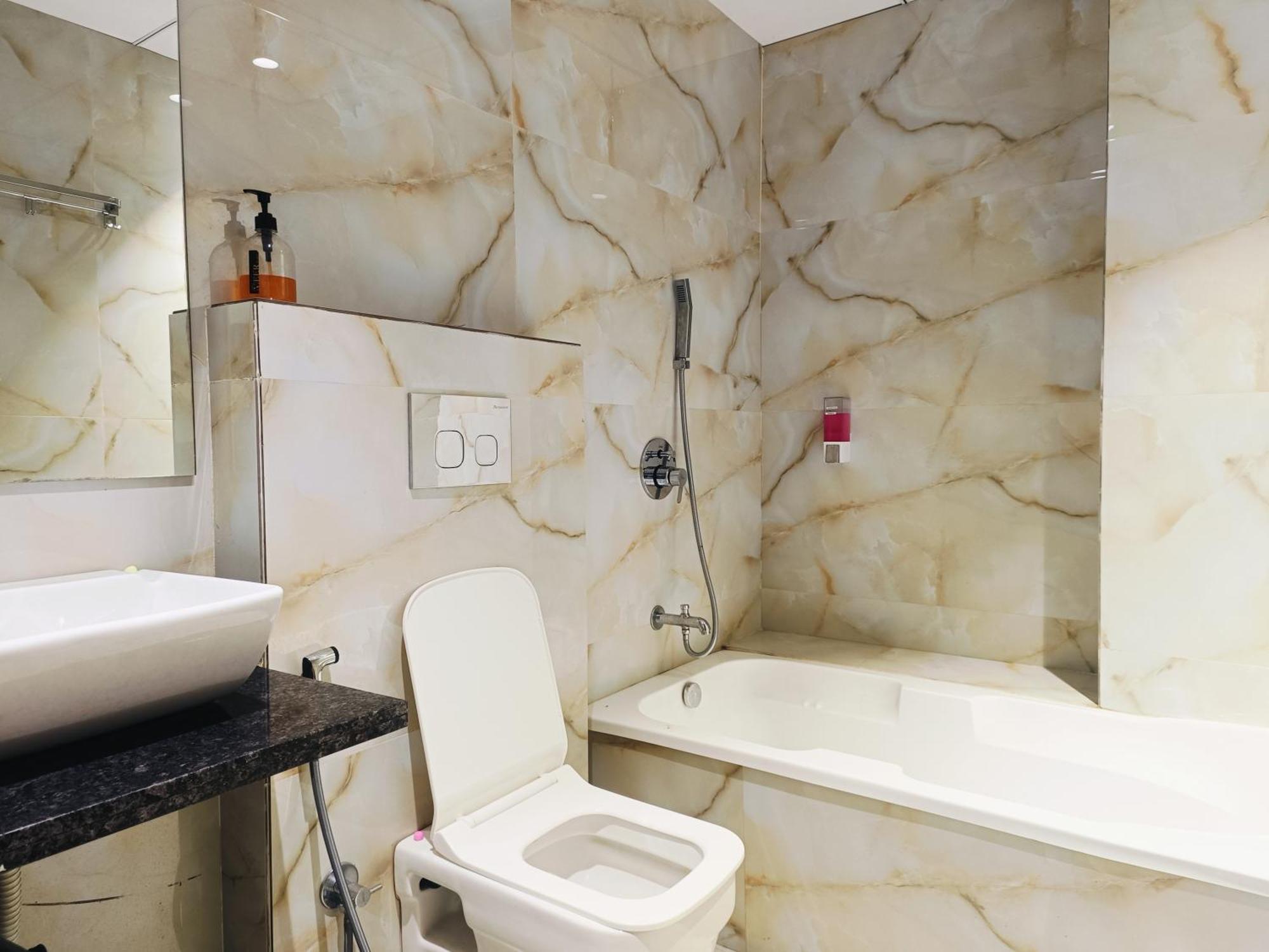 Hotel Gold Palace Inn Сурат Екстериор снимка