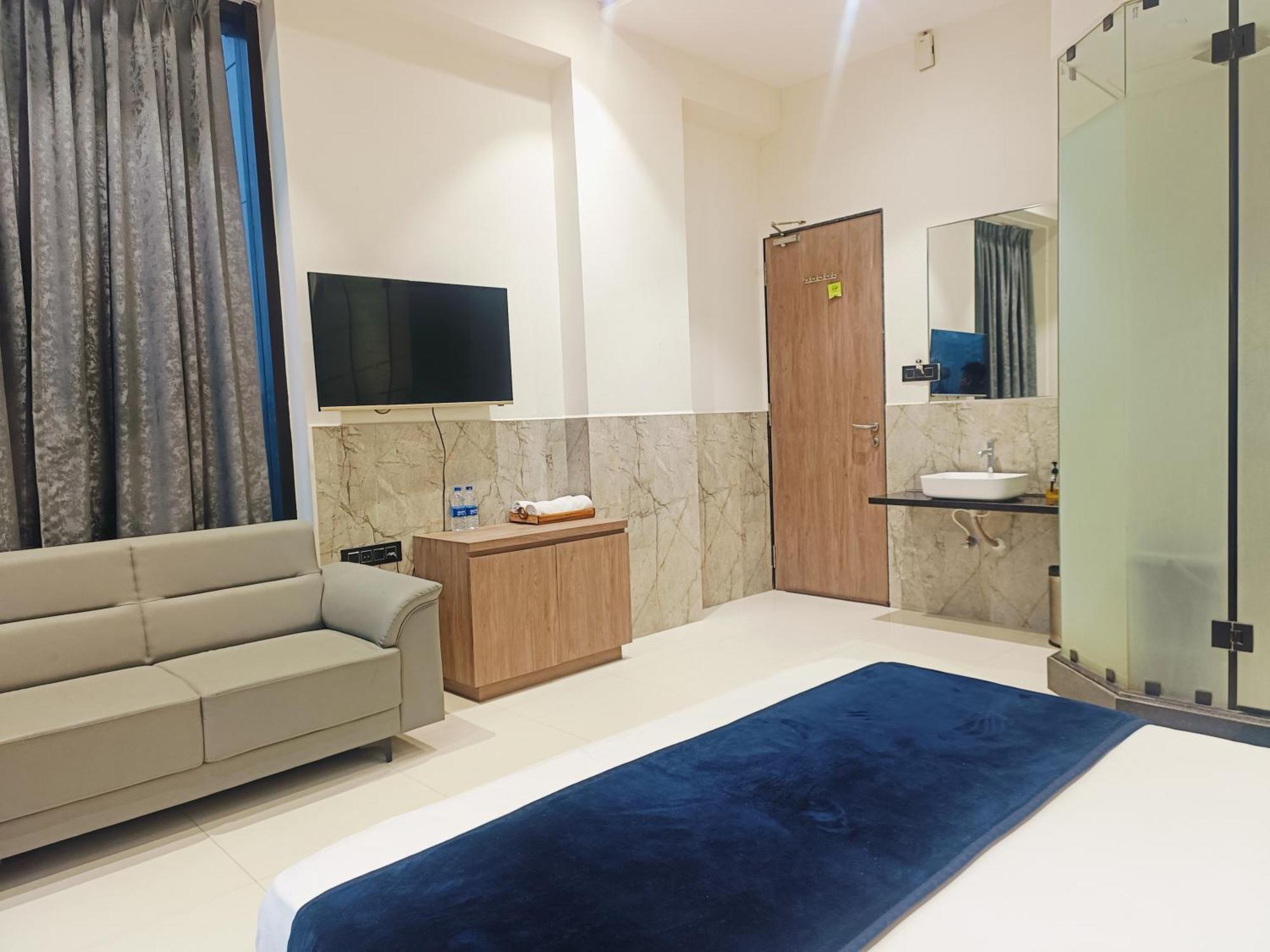 Hotel Gold Palace Inn Сурат Екстериор снимка