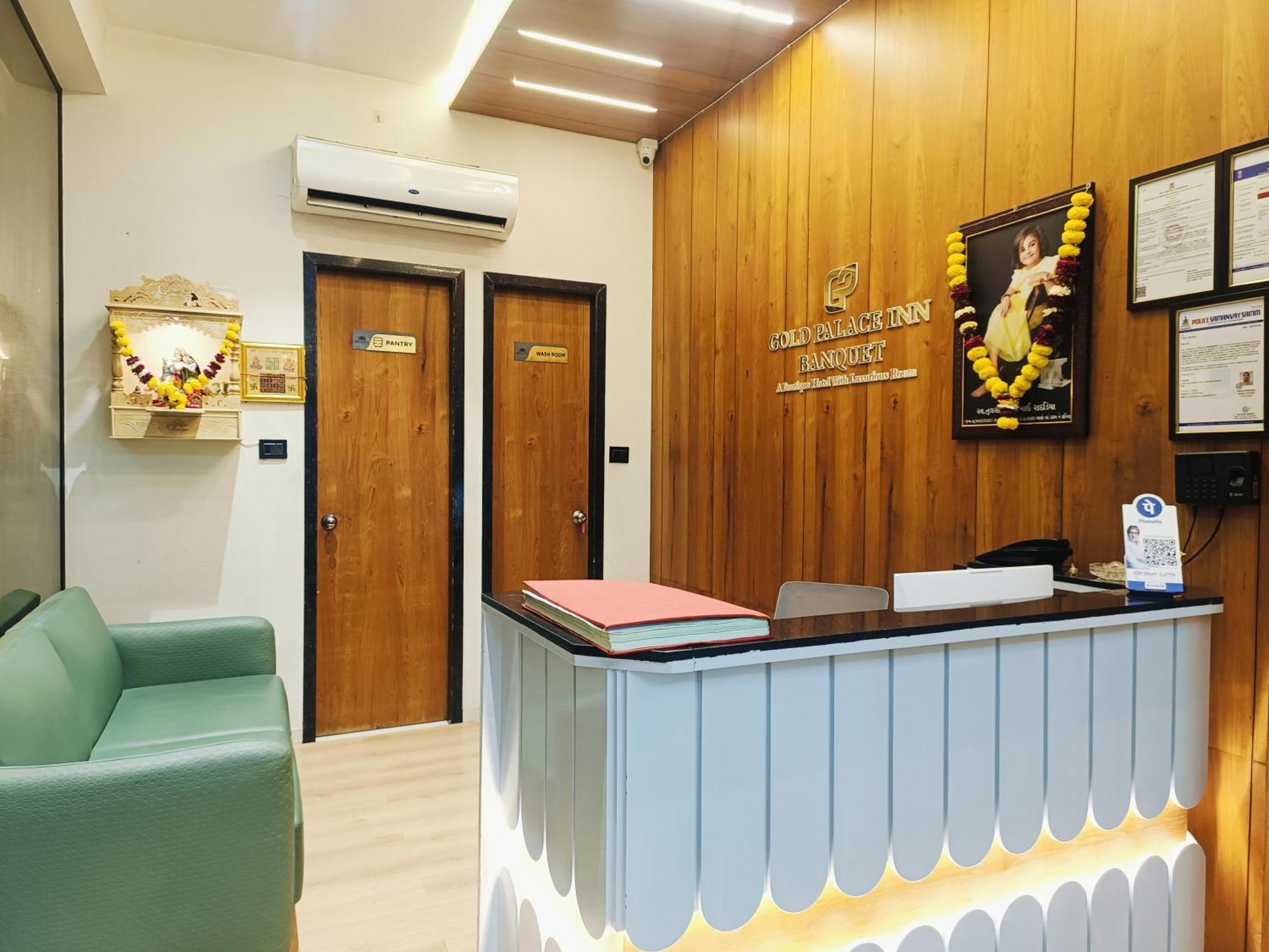 Hotel Gold Palace Inn Сурат Екстериор снимка