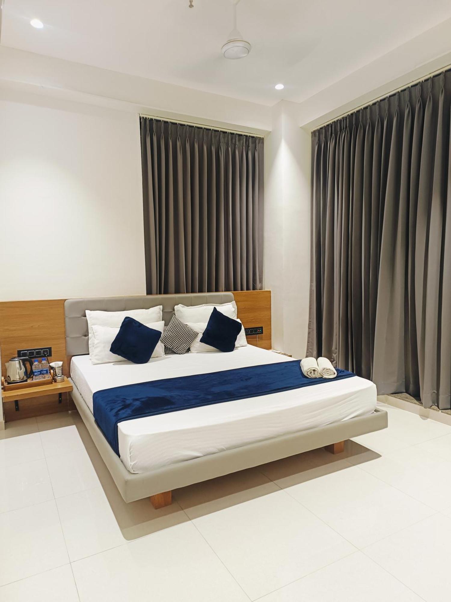 Hotel Gold Palace Inn Сурат Екстериор снимка