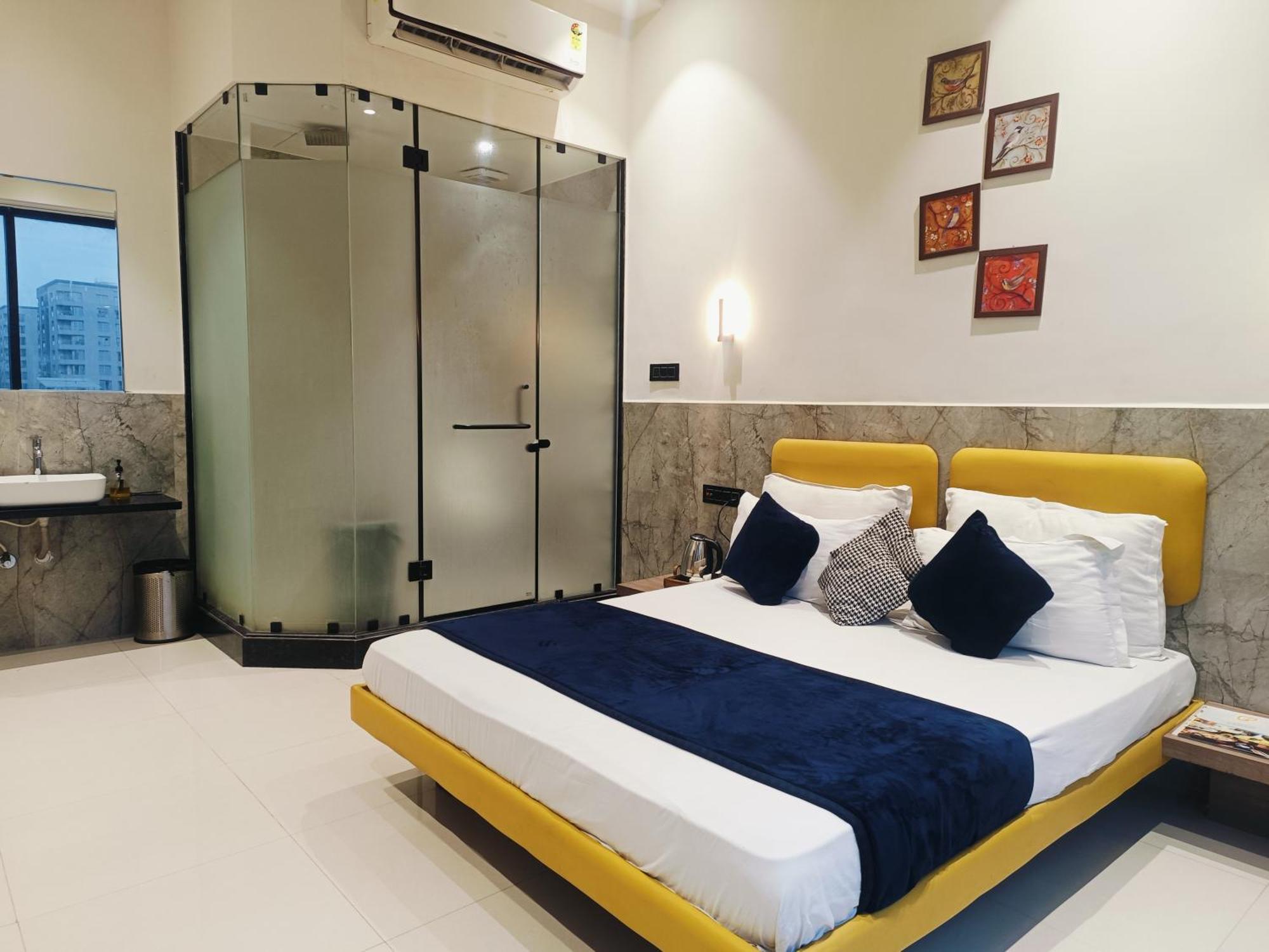Hotel Gold Palace Inn Сурат Екстериор снимка