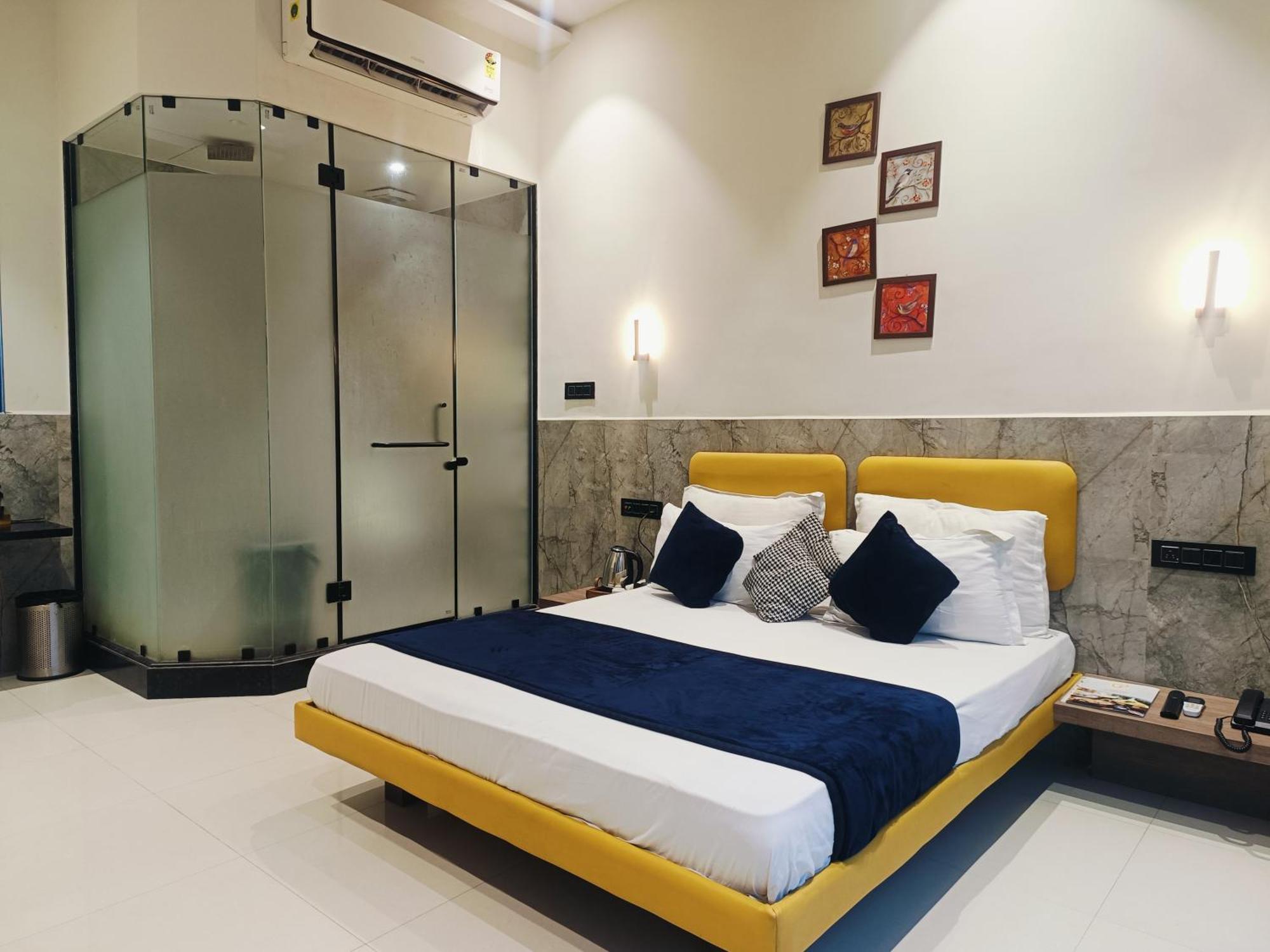 Hotel Gold Palace Inn Сурат Екстериор снимка