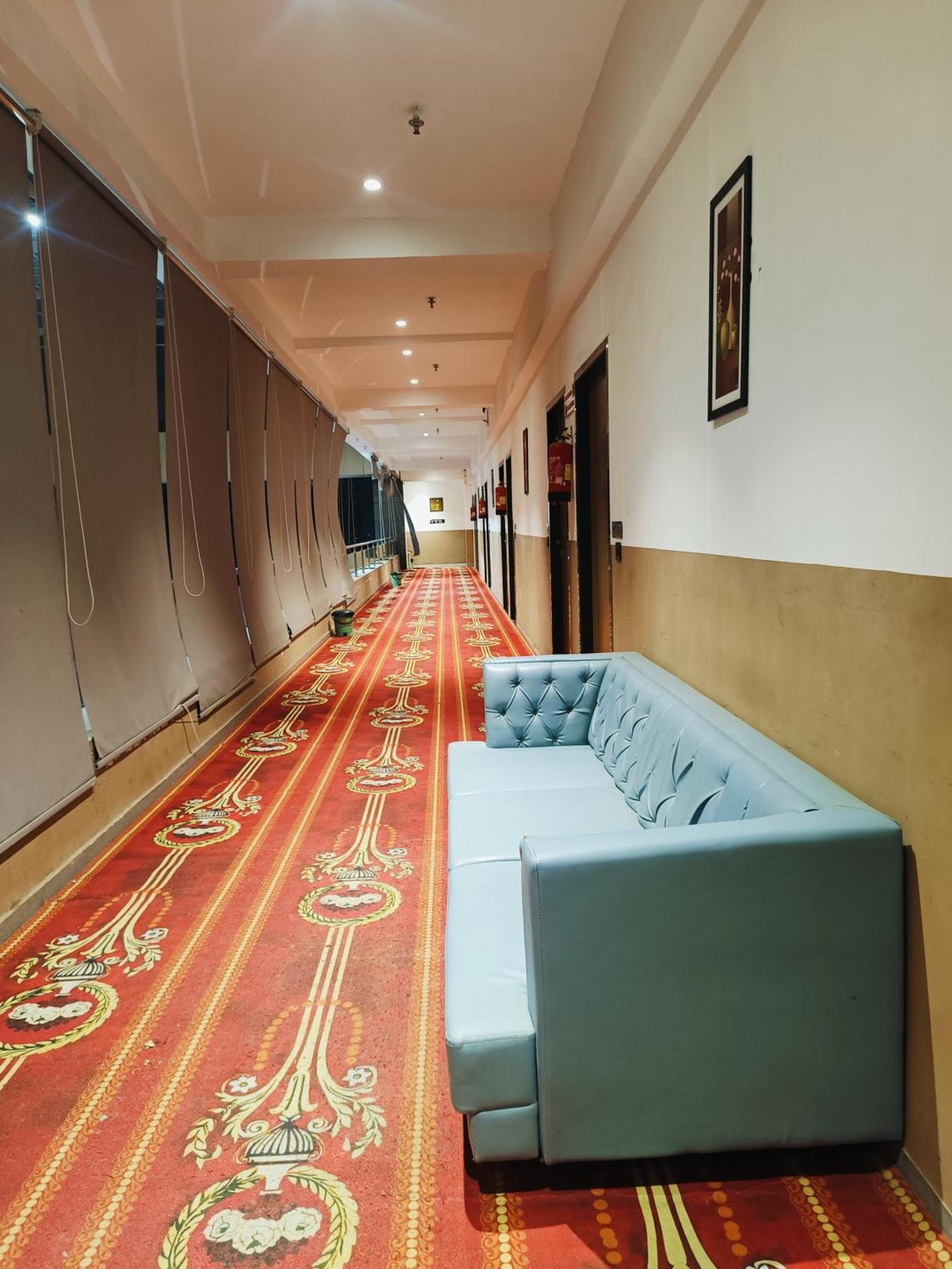 Hotel Gold Palace Inn Сурат Екстериор снимка