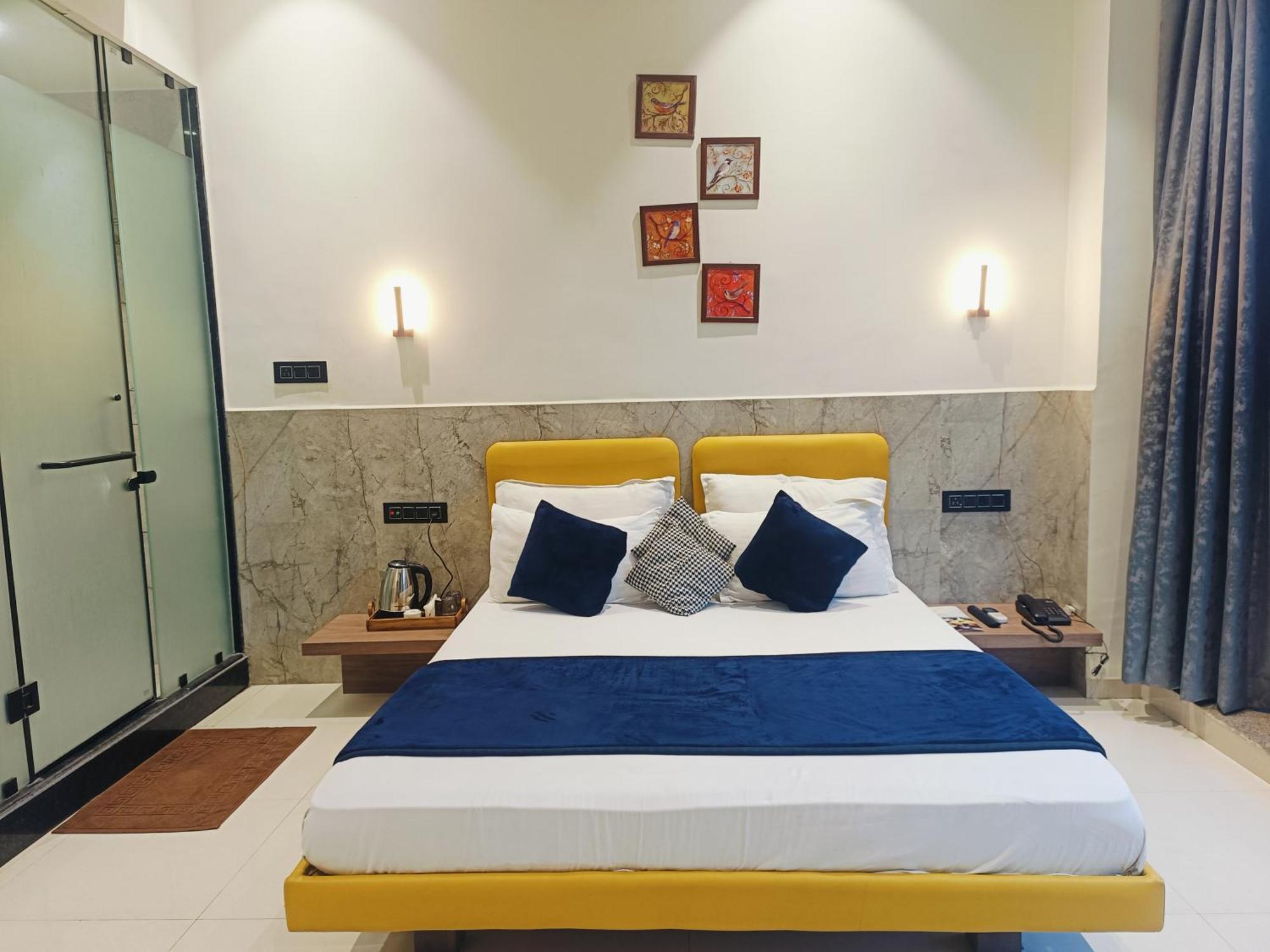 Hotel Gold Palace Inn Сурат Екстериор снимка