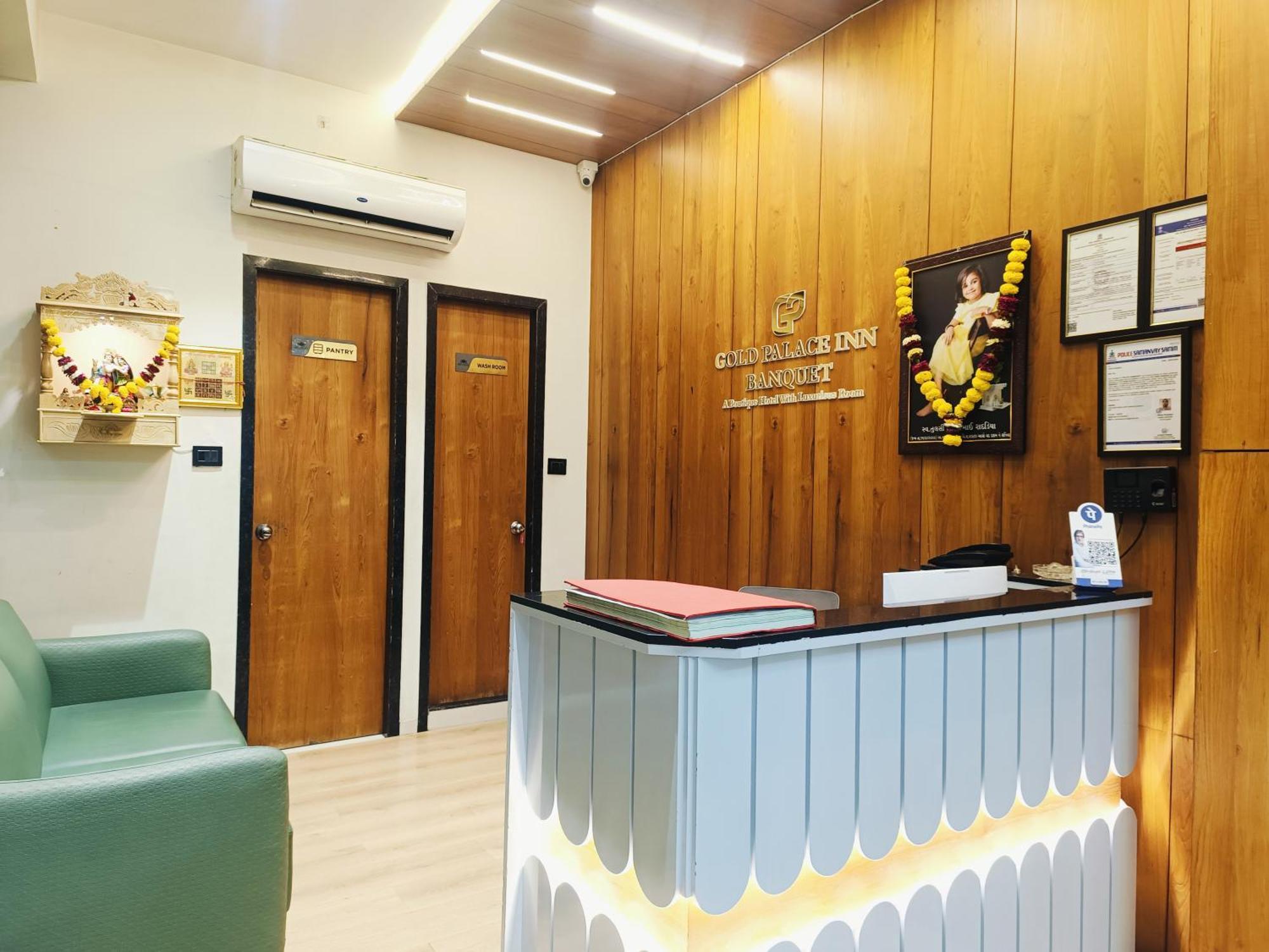 Hotel Gold Palace Inn Сурат Екстериор снимка