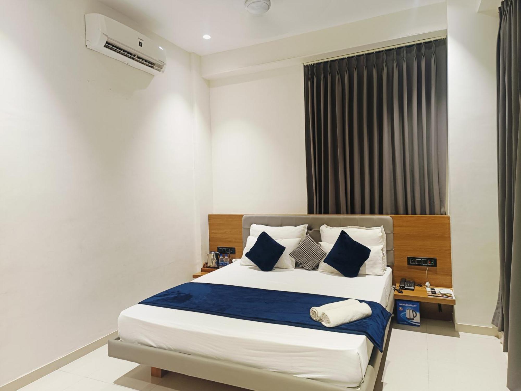 Hotel Gold Palace Inn Сурат Екстериор снимка