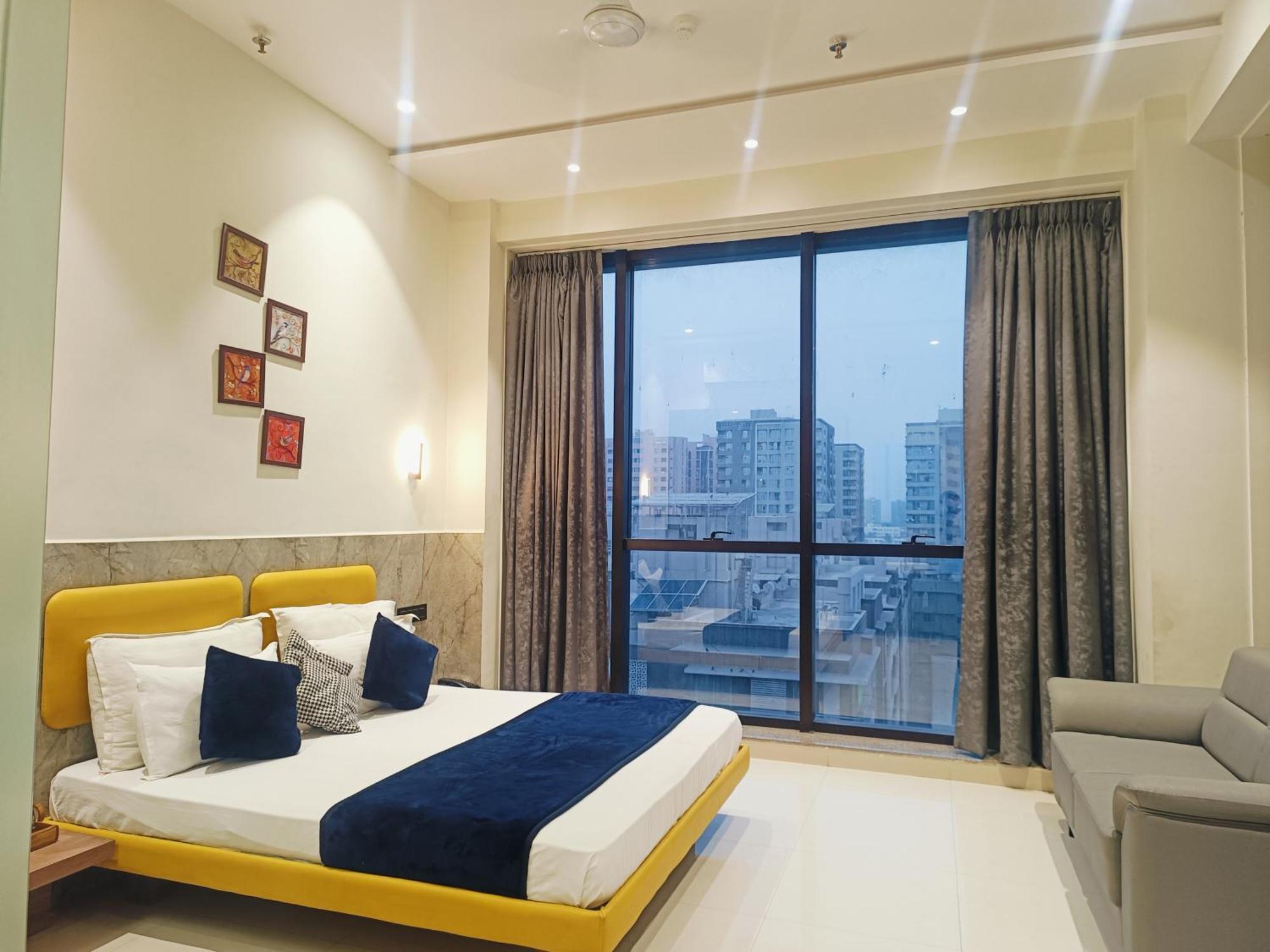 Hotel Gold Palace Inn Сурат Екстериор снимка