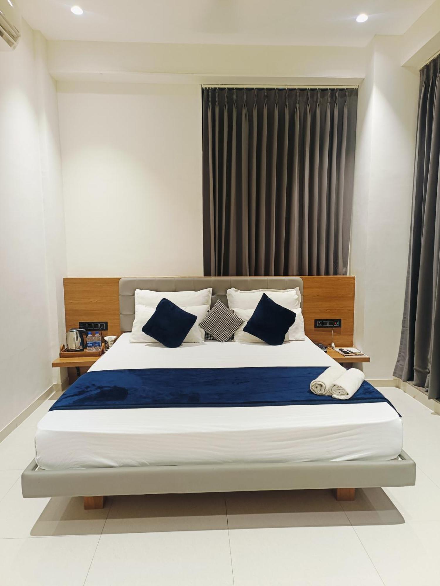 Hotel Gold Palace Inn Сурат Екстериор снимка