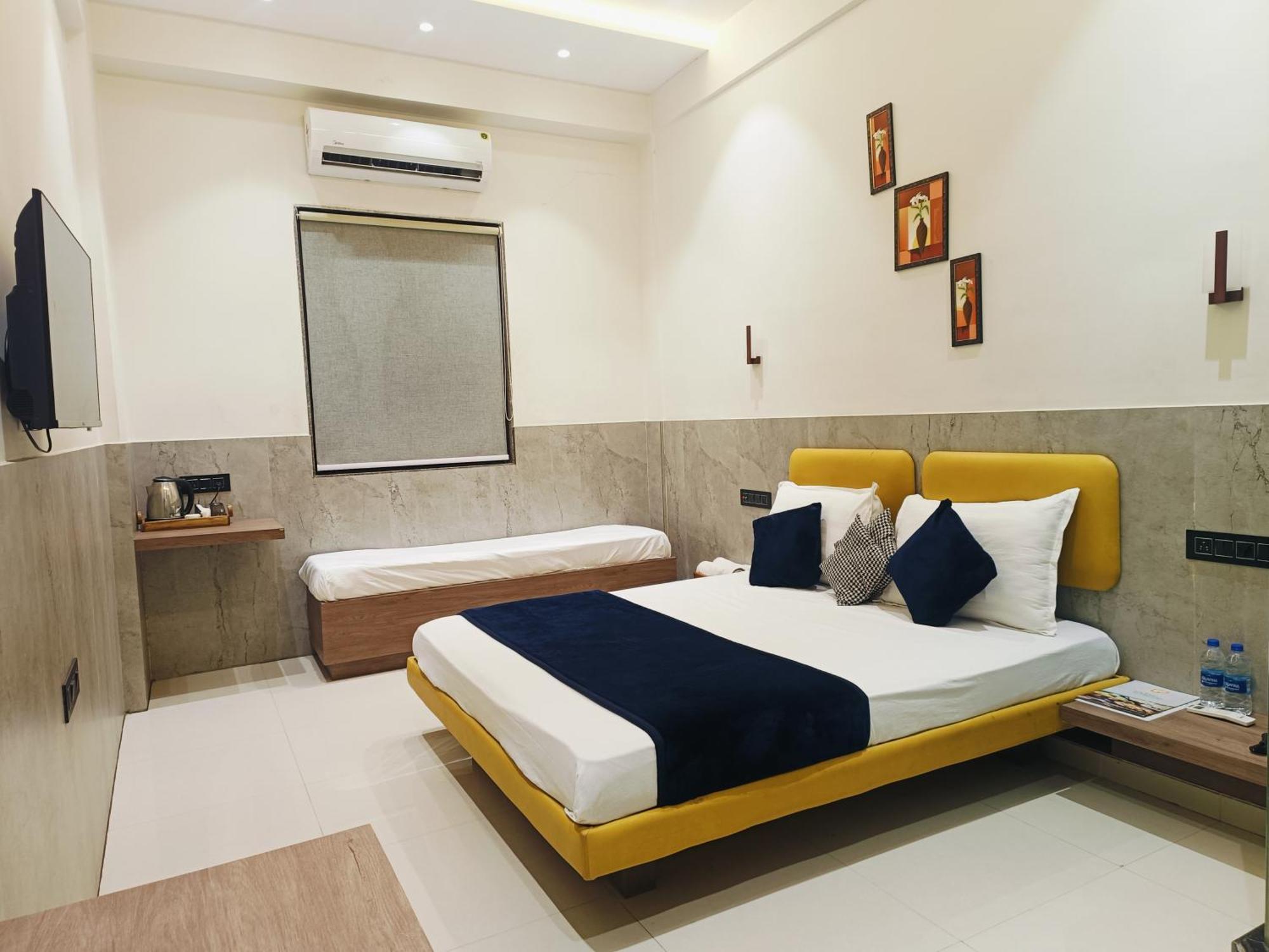 Hotel Gold Palace Inn Сурат Екстериор снимка