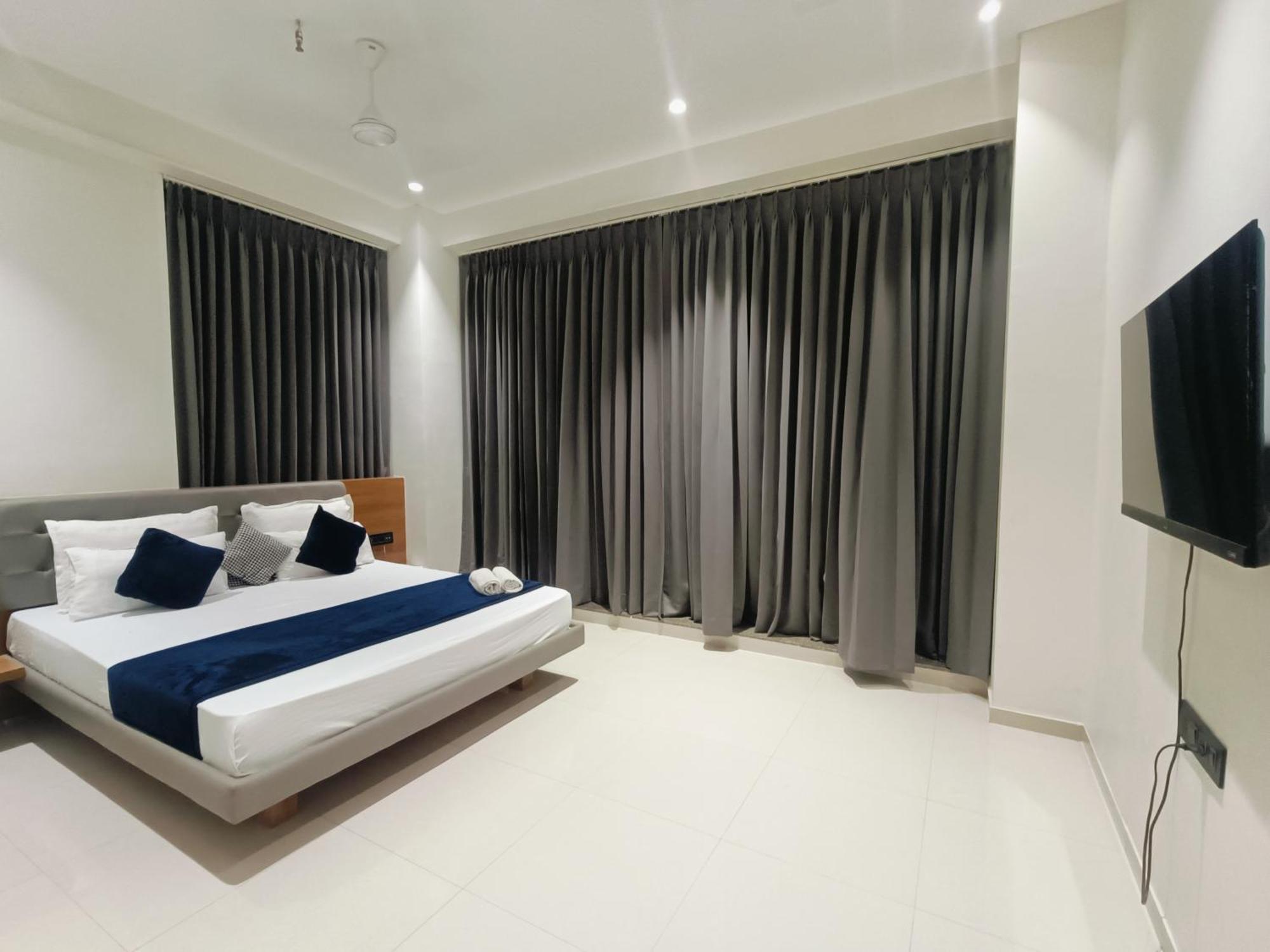Hotel Gold Palace Inn Сурат Екстериор снимка