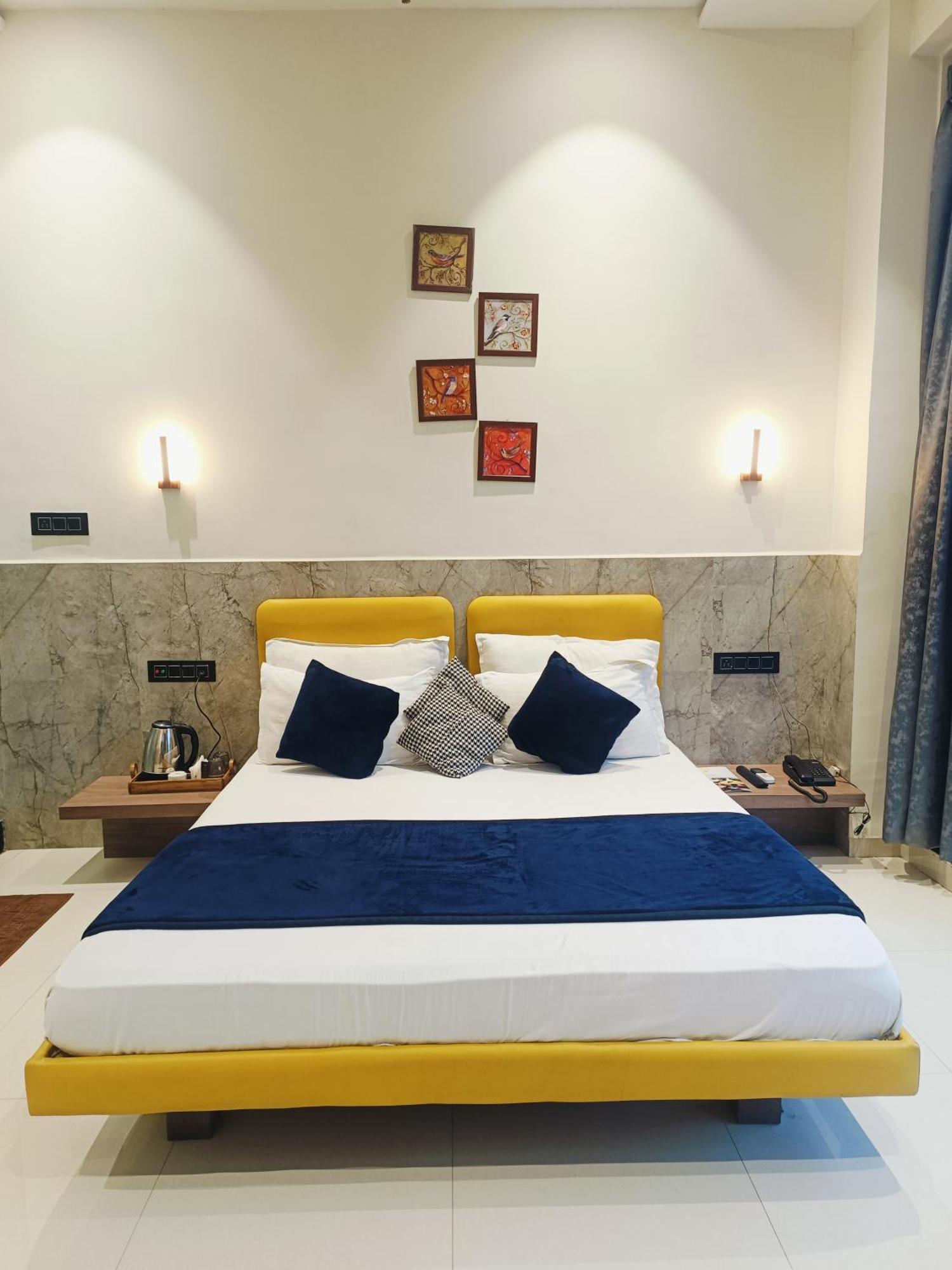 Hotel Gold Palace Inn Сурат Екстериор снимка