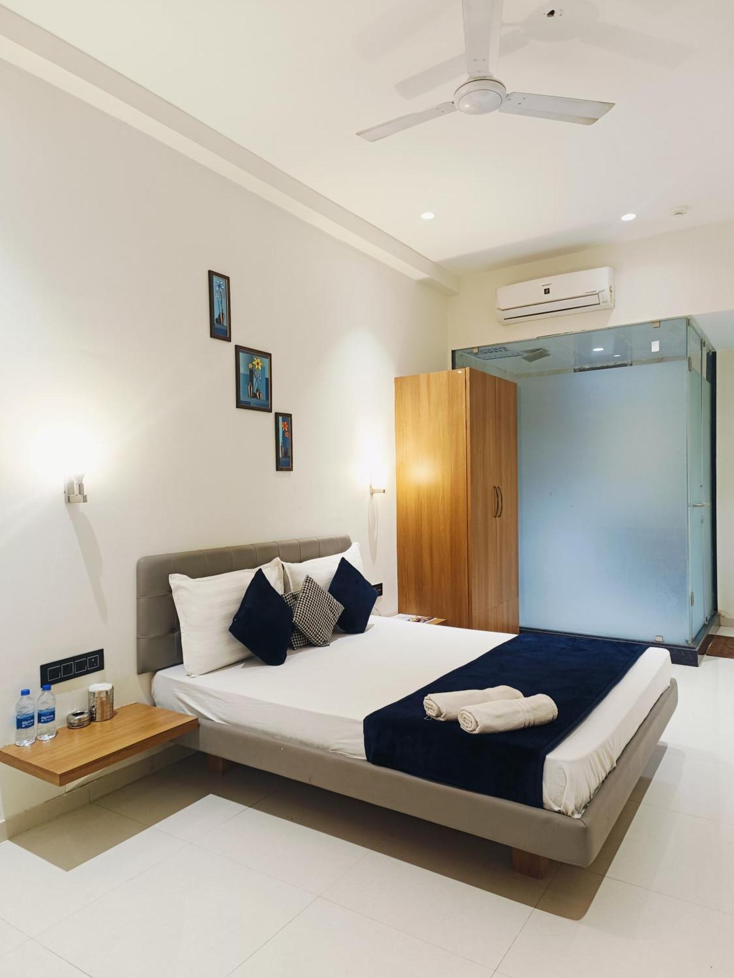 Hotel Gold Palace Inn Сурат Екстериор снимка