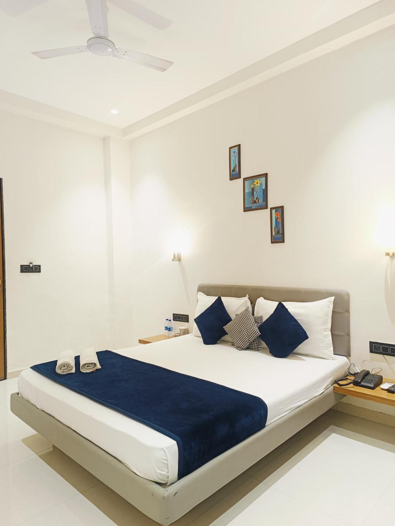 Hotel Gold Palace Inn Сурат Екстериор снимка