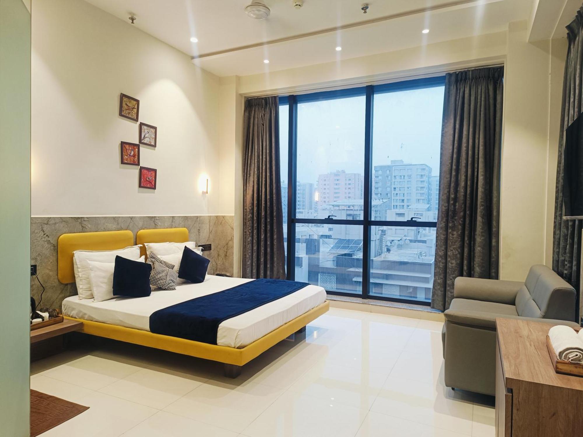 Hotel Gold Palace Inn Сурат Екстериор снимка