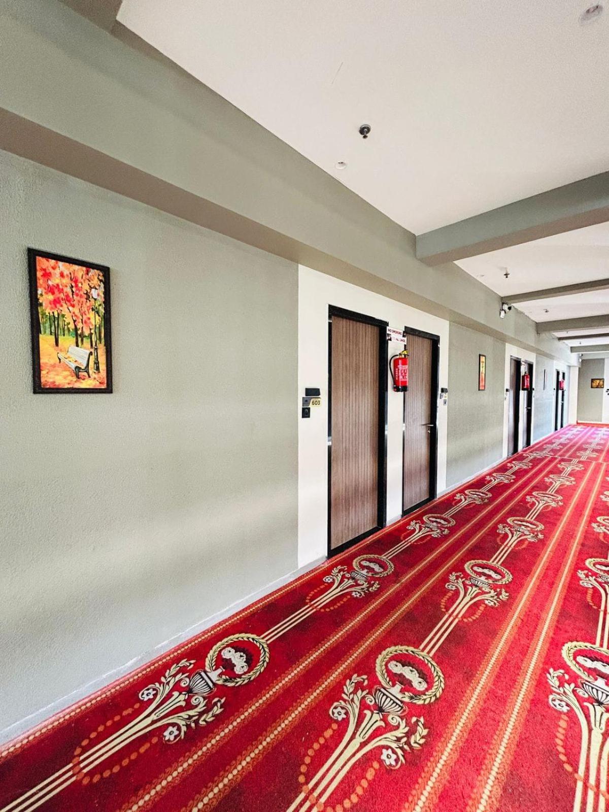 Hotel Gold Palace Inn Сурат Екстериор снимка